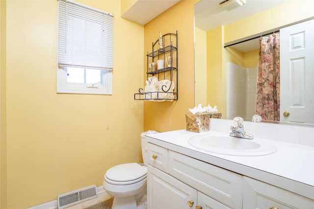 full bath featuring visible vents, curtained shower, toilet, and vanity