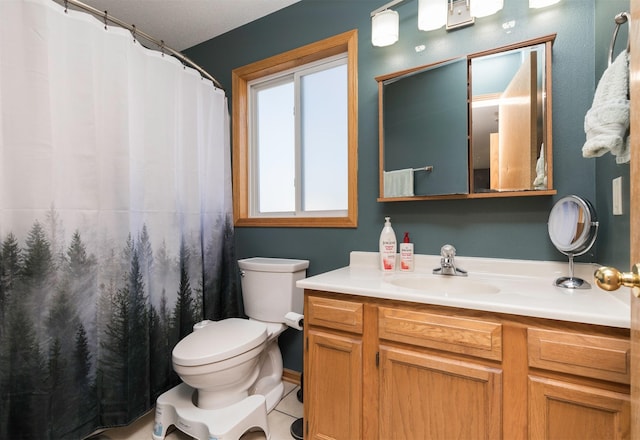 full bathroom featuring vanity, toilet, and a shower with curtain