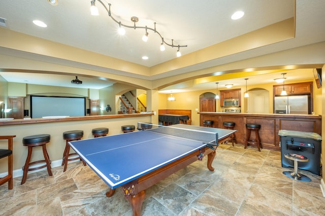 game room with recessed lighting, visible vents, arched walkways, and baseboards