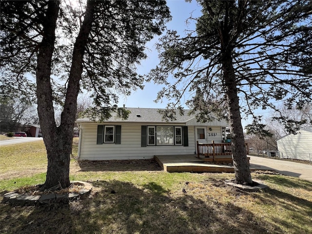 back of house featuring a lawn