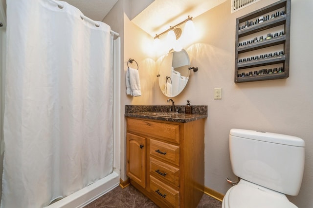 bathroom with visible vents, toilet, a shower with shower curtain, baseboards, and vanity