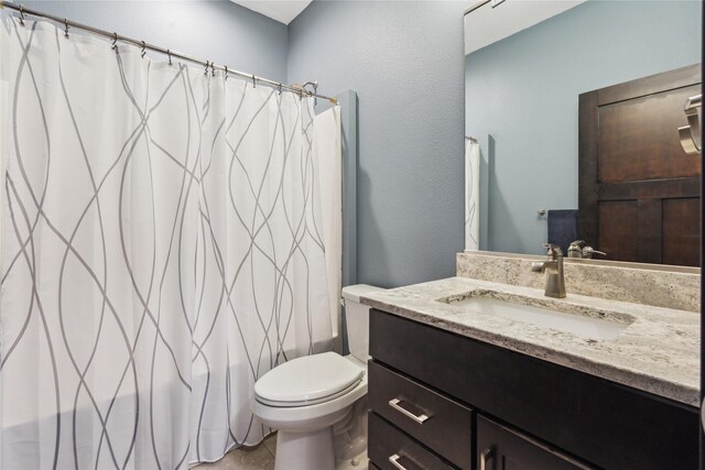 full bathroom with toilet, vanity, and shower / bath combo