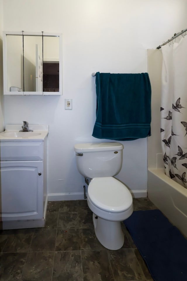 full bathroom featuring baseboards, toilet, shower / bath combo, and vanity