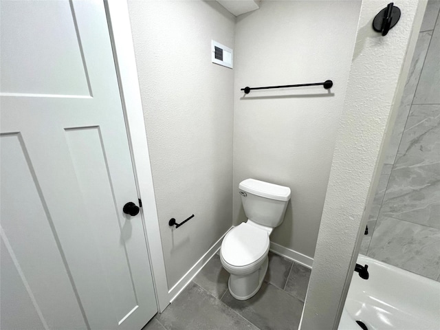 full bath featuring visible vents, baseboards, toilet, a textured wall, and tile patterned floors