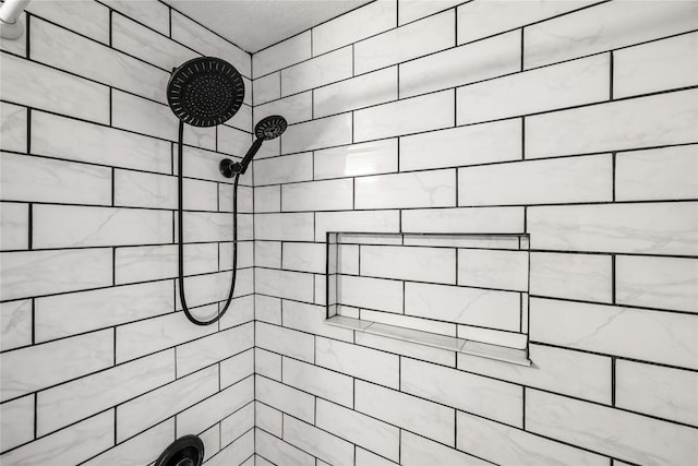 951 24th St, Des Moines, IA 50312 - full bath with a tile shower