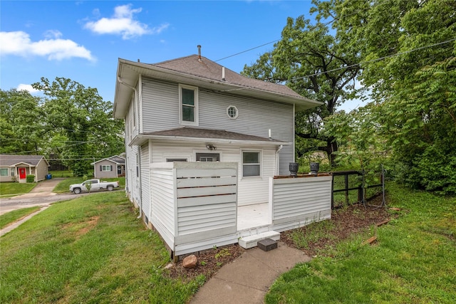 951 24th St, Des Moines, IA 50312 - rear view of house featuring a yard