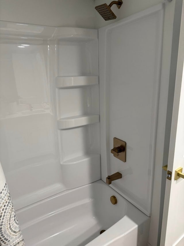 bathroom with tub / shower combination