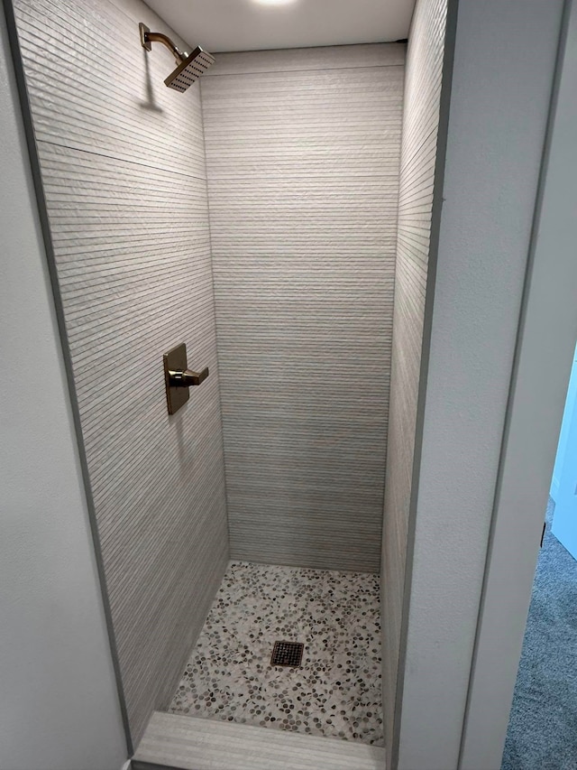 bathroom featuring a tile shower
