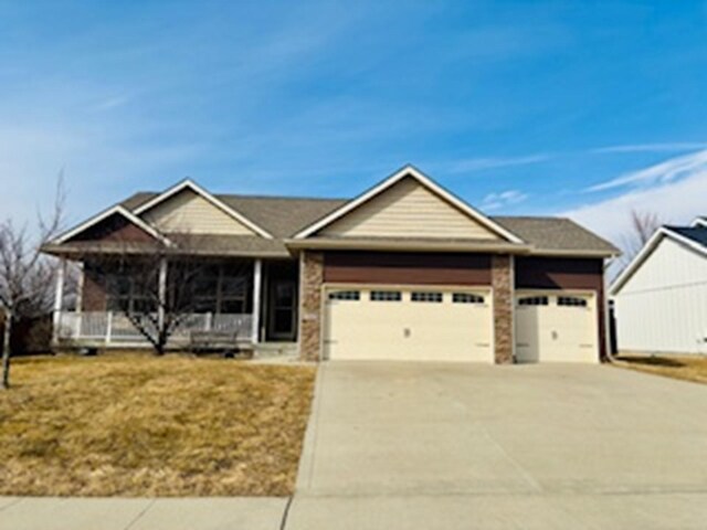 view of front of house with driveway and a garage