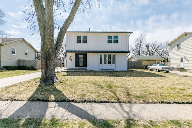 view of front of house featuring a front lawn and fence