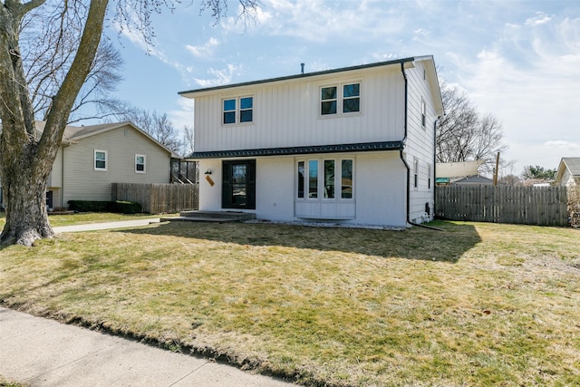 view of front of home featuring a front lawn and fence