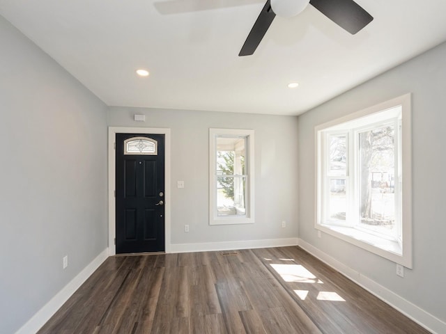 613 E 8th St N, Newton, IA 50208 - entryway with dark wood-style floors, a ceiling fan, baseboards, and recessed lighting
