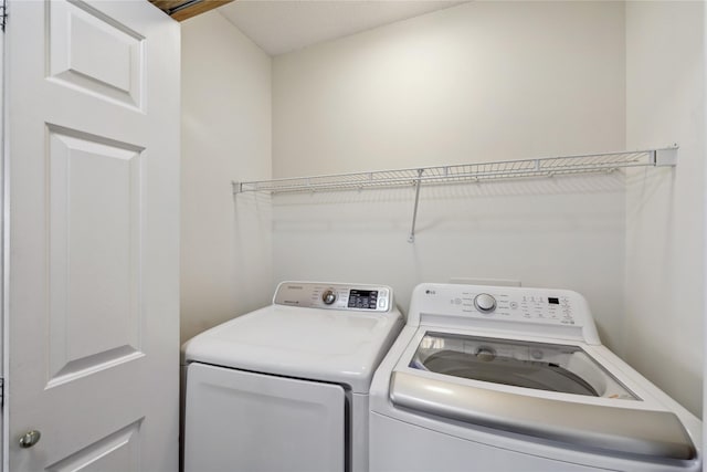 811 Burr Oaks Dr Unit 1110, West Des Moines, IA 50266 - laundry room featuring washer and clothes dryer