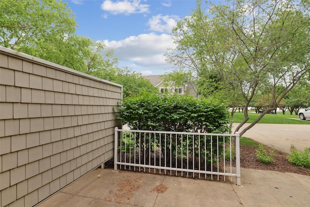 811 Burr Oaks Dr Unit 1110, West Des Moines, IA 50266 - view of patio with a gate