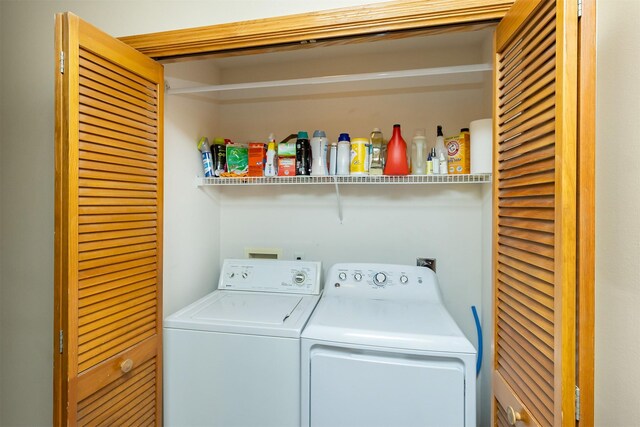 2819 Ashland Ct, Altoona, IA 50009 - laundry room featuring separate washer and dryer