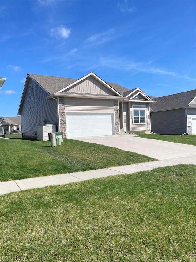 425 SE Hollow Ct, West Des Moines, IA 50265 - ranch-style home with board and batten siding, an attached garage, driveway, and a front lawn