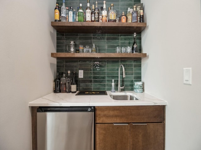 804 E 2nd St, Des Moines, IA 50309 - bar featuring a sink, wet bar, tasteful backsplash, and dishwasher
