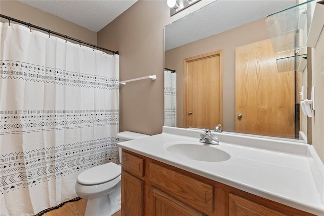 400 Coral Ridge Blvd, Pleasant Hill, IA 50327 - full bath featuring a shower with shower curtain, toilet, vanity, and a textured ceiling