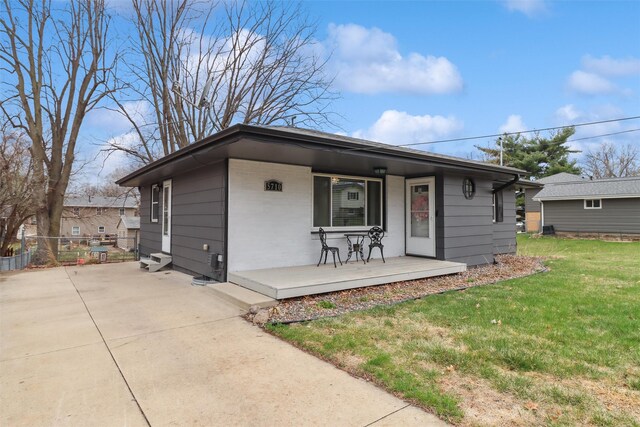 view of front of property with a front yard