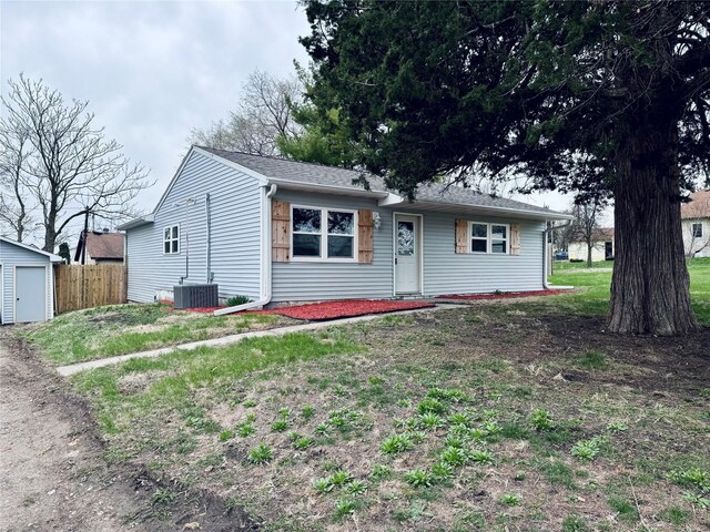 1402 E Marion St, Knoxville, IA 50138 - ranch-style house featuring fence, an outdoor structure, and central AC