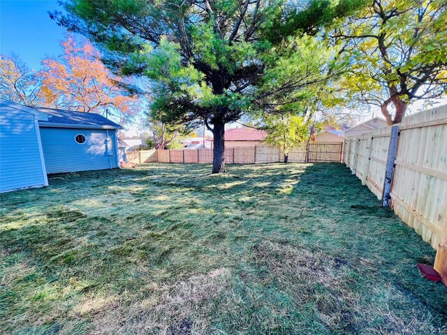 1402 E Marion St, Knoxville, IA 50138 - view of yard with an outbuilding and a fenced backyard