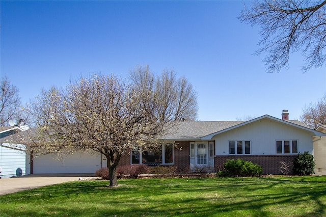 1412 Country Club Dr, Pella, IA 50219 - single story home featuring brick siding, driveway, a front yard, and a garage