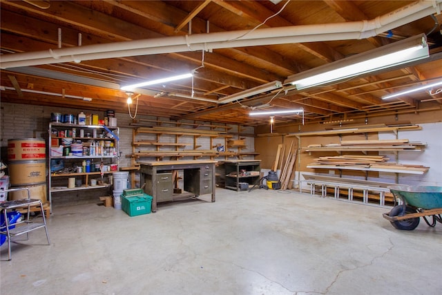 1412 Country Club Dr, Pella, IA 50219 - garage featuring a workshop area
