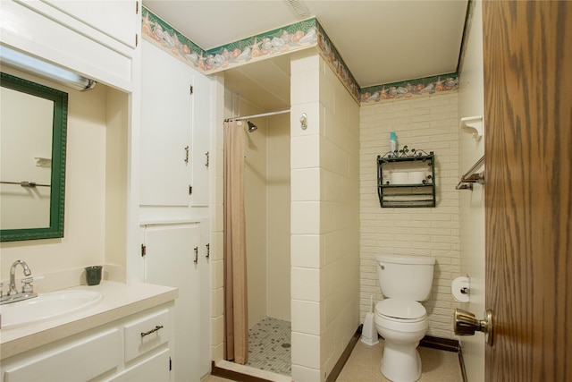 1412 Country Club Dr, Pella, IA 50219 - full bathroom featuring vanity, a shower stall, and toilet