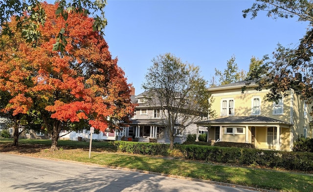 view of front of home featuring a front yard