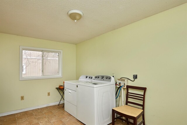 1632 Mamie Eisenhower Ave, Boone, IA 50036 - clothes washing area featuring washer and dryer, baseboards, and a textured ceiling