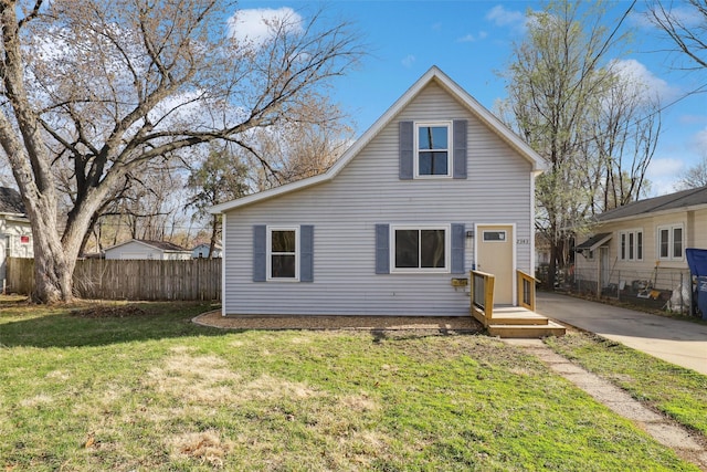view of front of house featuring a front lawn and fence