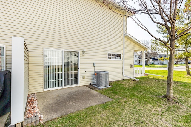 921 10th St SE, Altoona, IA 50009 - back of property featuring a yard and a patio