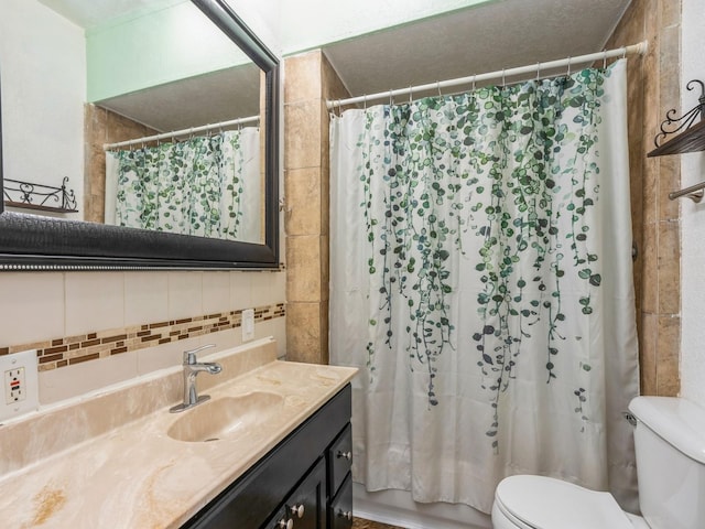 full bath with shower / bath combo with shower curtain, vanity, toilet, and decorative backsplash
