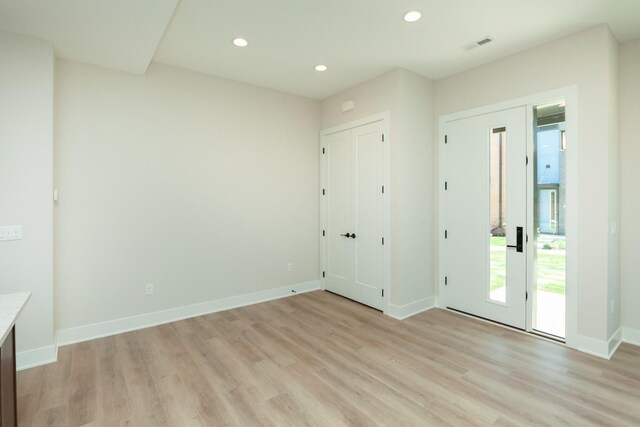 spare room with visible vents, light wood-style flooring, recessed lighting, and baseboards