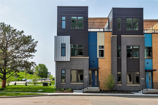 225 Maple St, Des Moines, IA 50309 - modern home with brick siding
