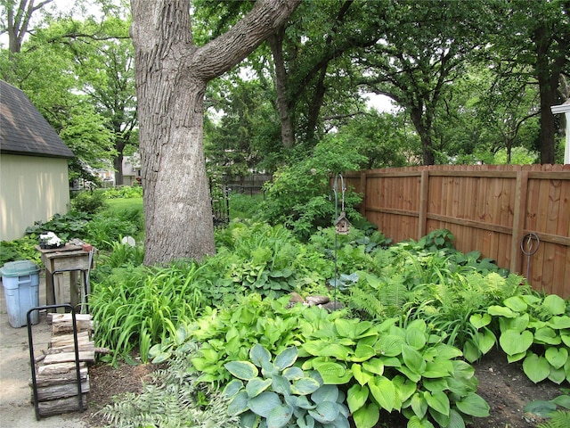2321 34th St, Des Moines, IA 50310 - view of yard
