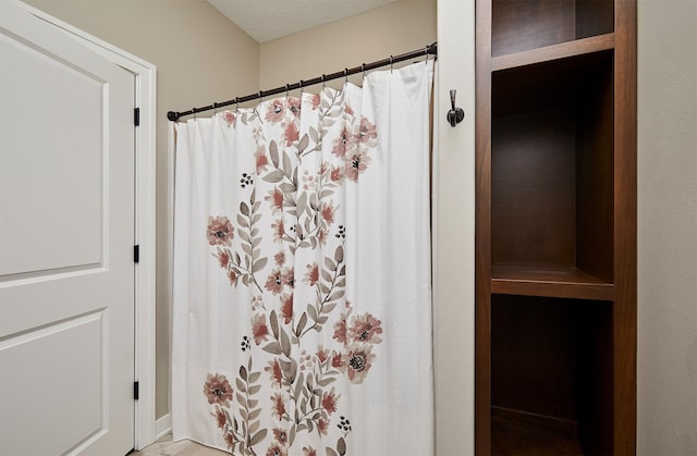 full bathroom featuring a shower with shower curtain
