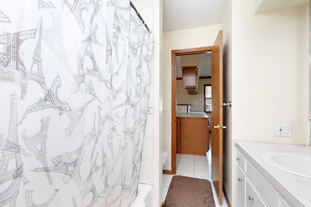 7422 Oak Brook Dr, Urbandale, IA 50322 - full bath featuring tile patterned flooring, vanity, curtained shower, and toilet
