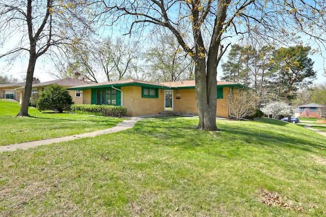 7422 Oak Brook Dr, Urbandale, IA 50322 - ranch-style home featuring stucco siding and a front yard