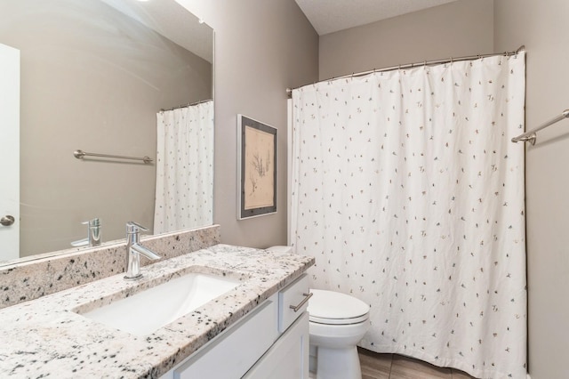 full bath with toilet, vanity, and curtained shower