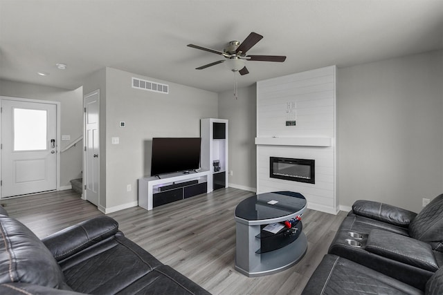 living room with recessed lighting, wood finished floors, visible vents, a ceiling fan, and baseboards