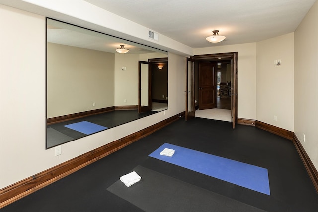 workout area with baseboards and visible vents