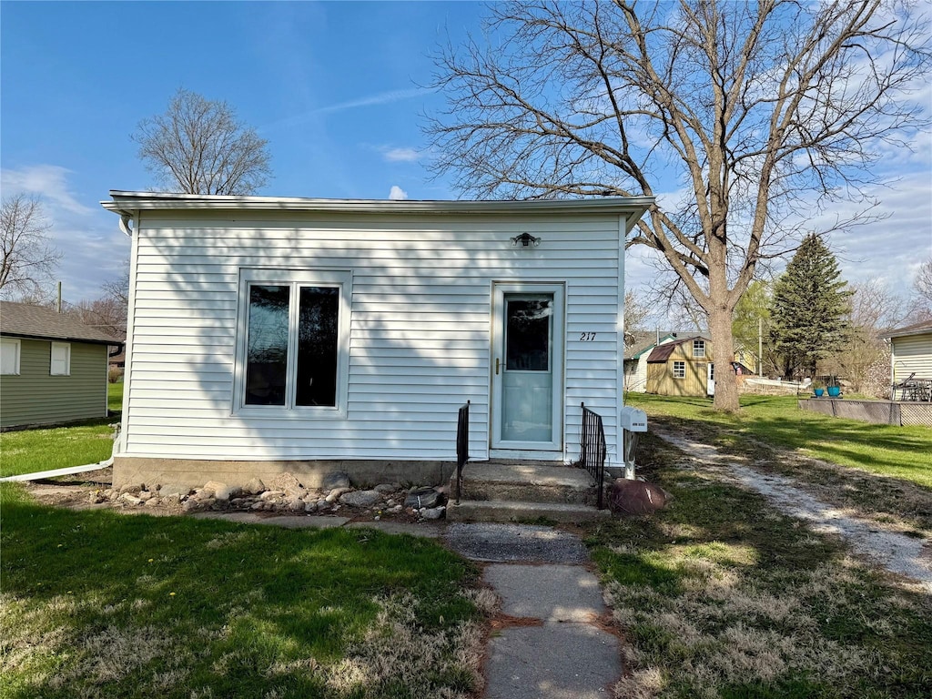 view of front of house with a front yard