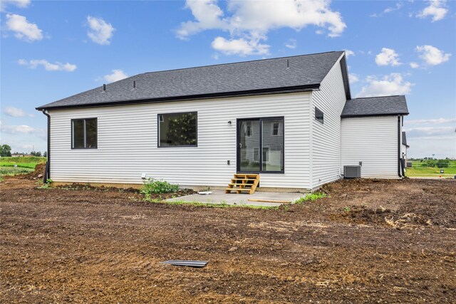 2311 N 8th Ave E, Newton, IA 50208 - back of house with a shingled roof, entry steps, and a patio