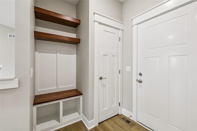 2311 N 8th Ave E, Newton, IA 50208 - mudroom featuring wood finished floors and baseboards
