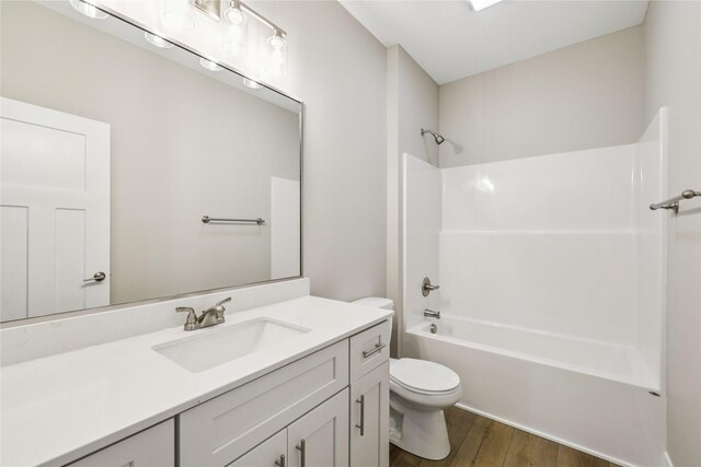 2311 N 8th Ave E, Newton, IA 50208 - full bath featuring wood finished floors, vanity, and shower / washtub combination