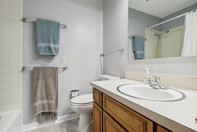 full bath with shower / tub combo, baseboards, vanity, and toilet