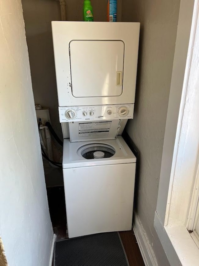842 16th St Unit 4, Des Moines, IA 50314 - washroom with stacked washer and clothes dryer and laundry area