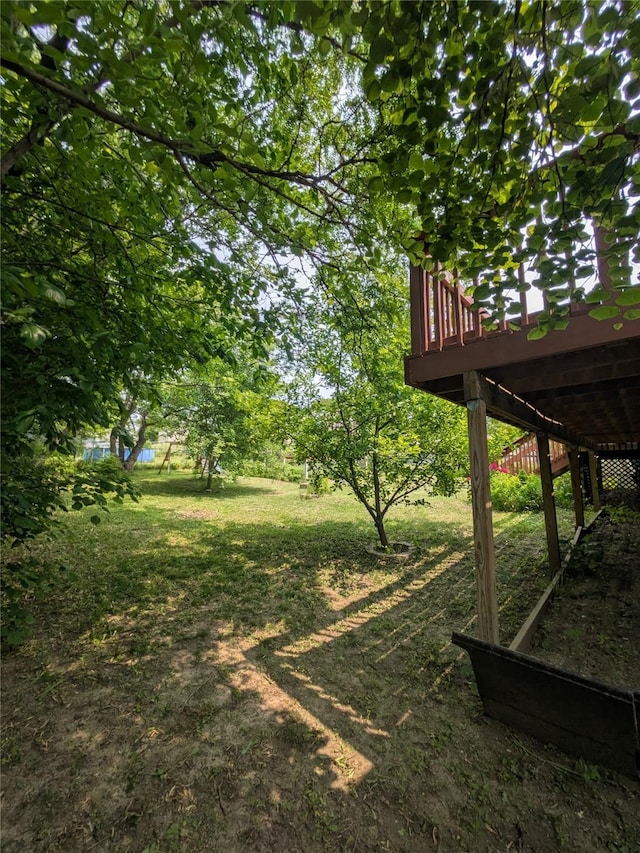 310 E Emma Ave, Des Moines, IA 50315 - view of yard with a deck