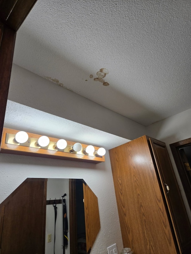 210 11th Ave SW, Altoona, IA 50009 - detailed view of a textured ceiling